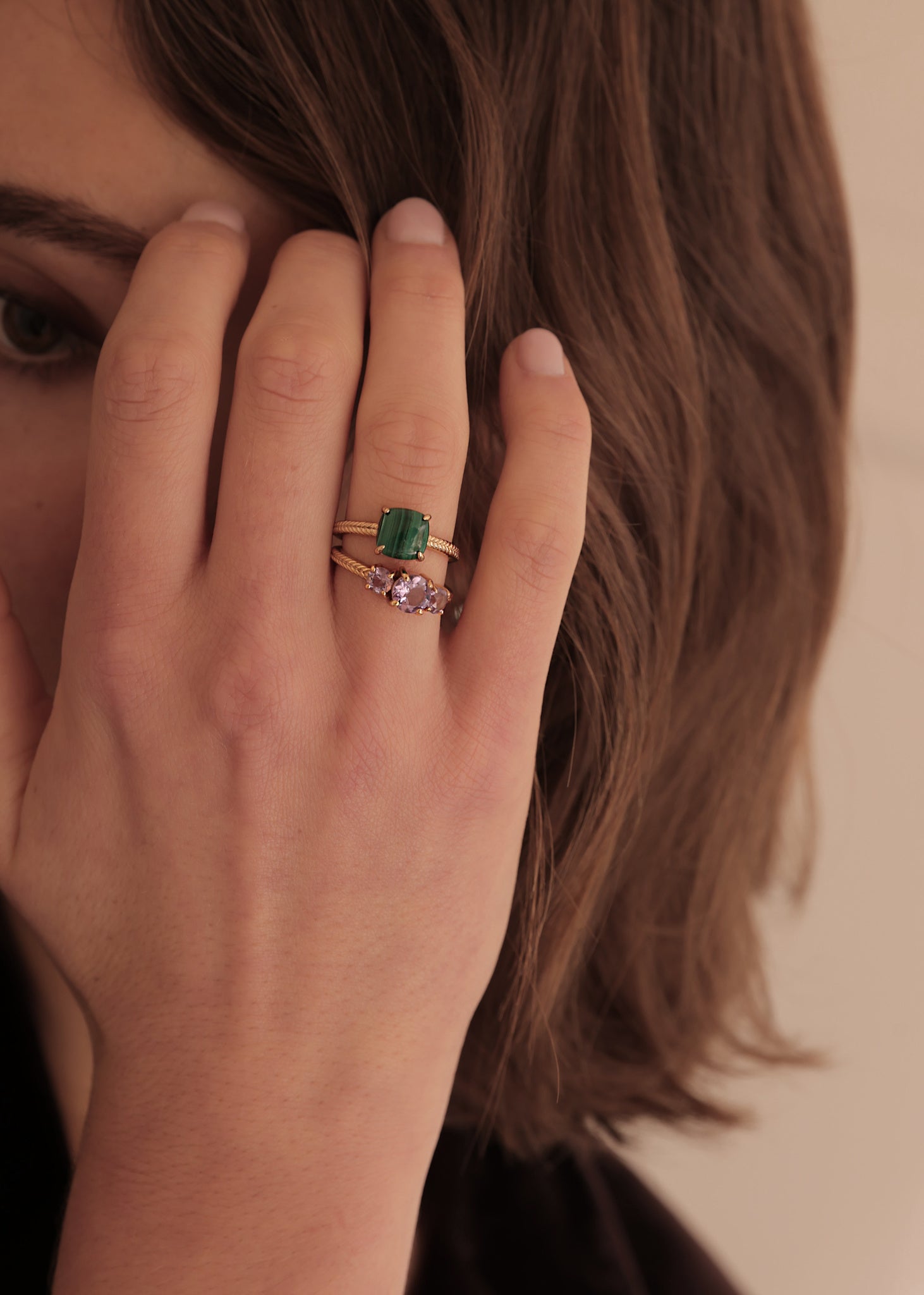 Kvinde med guld ringe med ametyst ædelsten i elegant og klassisk design 
