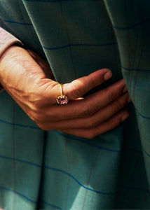 Ung mand med unisex ring fra carré jewellery med en stor ametyst ædelsten, perfekt gave til ham 