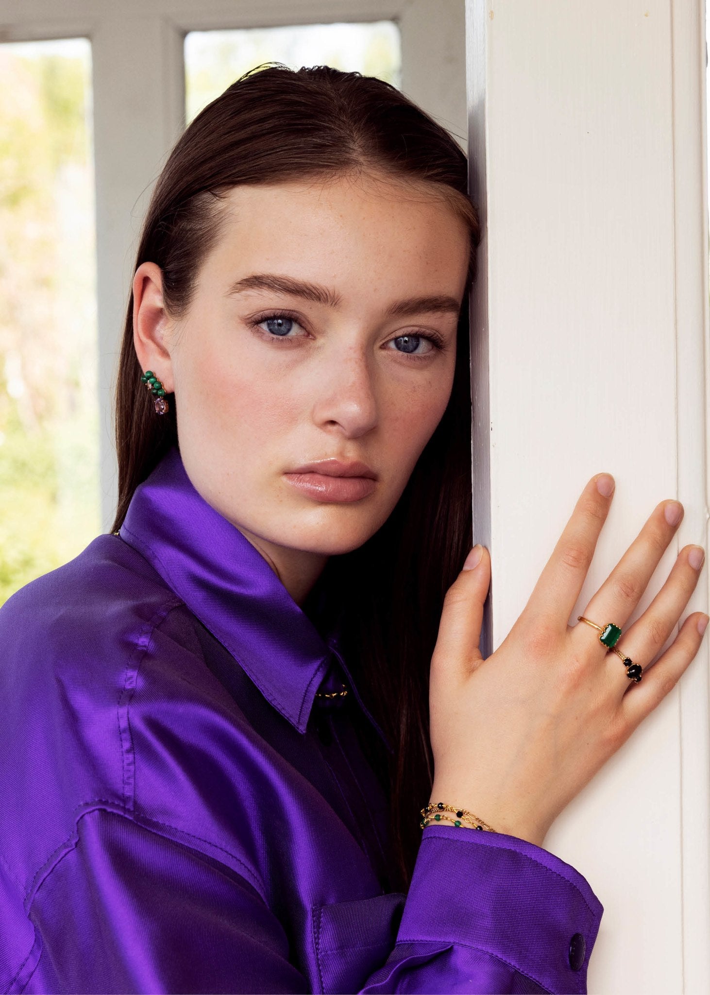 Kvinde med guld ringe med grønne sten fra carré jewellery, perfekt gave til hende med grøn sten