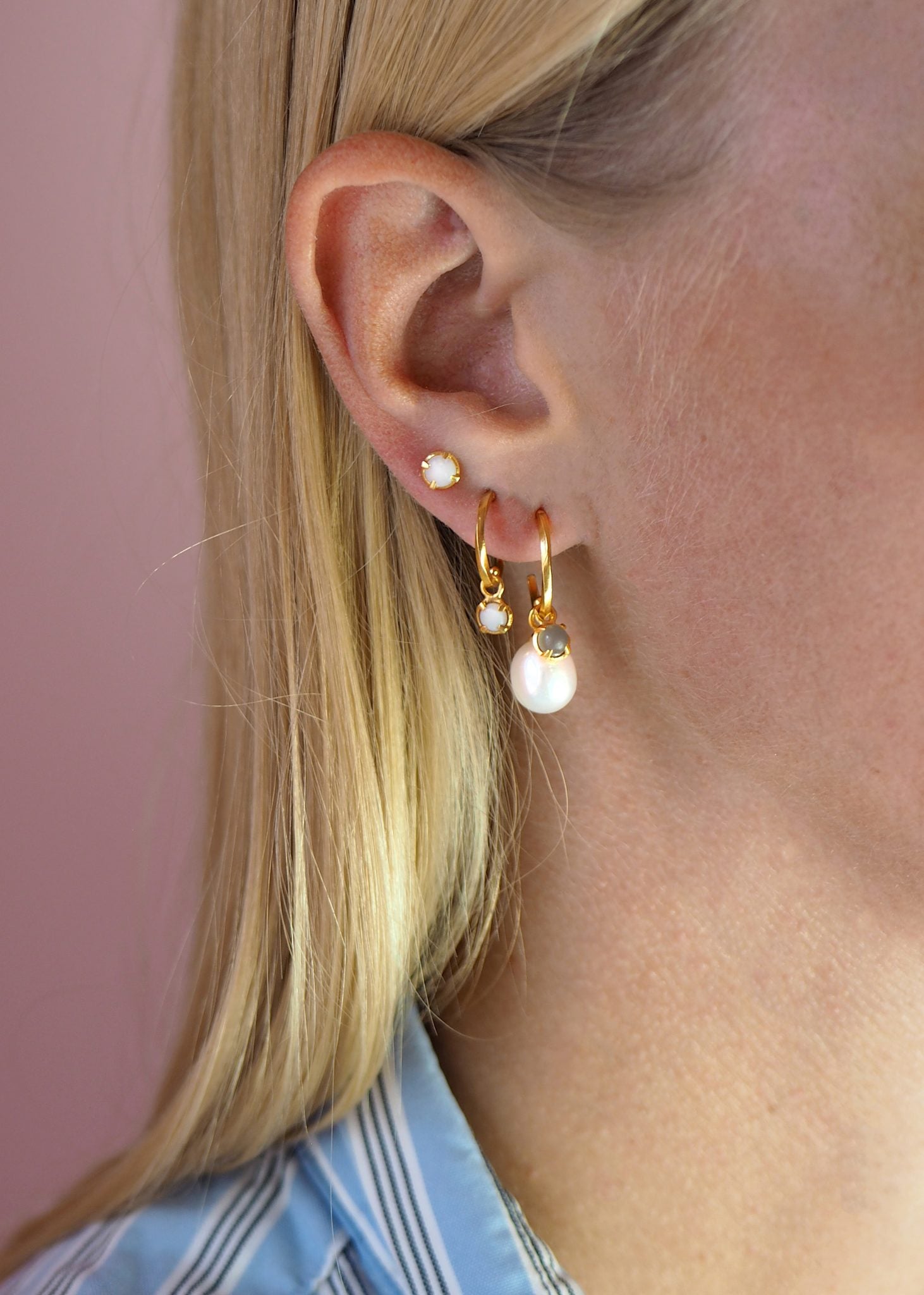 Ayla hoops med Grå månsten - guldpläterad