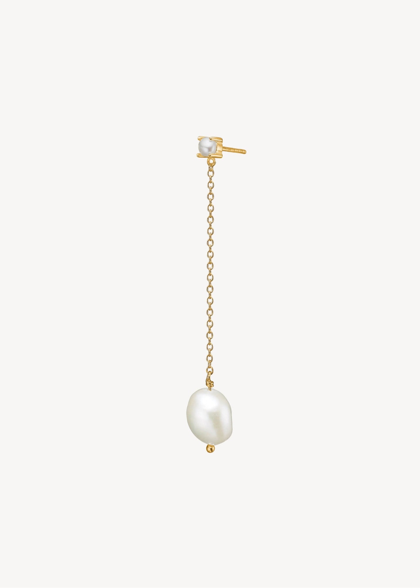 lange hængeøreringe med hvide ferskvandsperler på en lang kæde i guld fra Carré Jewellery