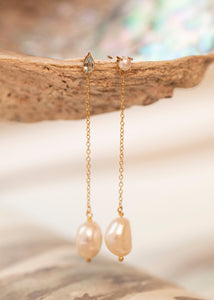 Lange kæde hængeøreringe med stik lås med ferskvandsperler og blå topas ædelsten på tilbud hos Carré jewellery 