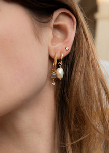 Kvinde med hoops og charms i guldbelagt sølv fra carré jewellery med ægte ferskvandsperler og labradorit og lemon kvarts ædelsten 