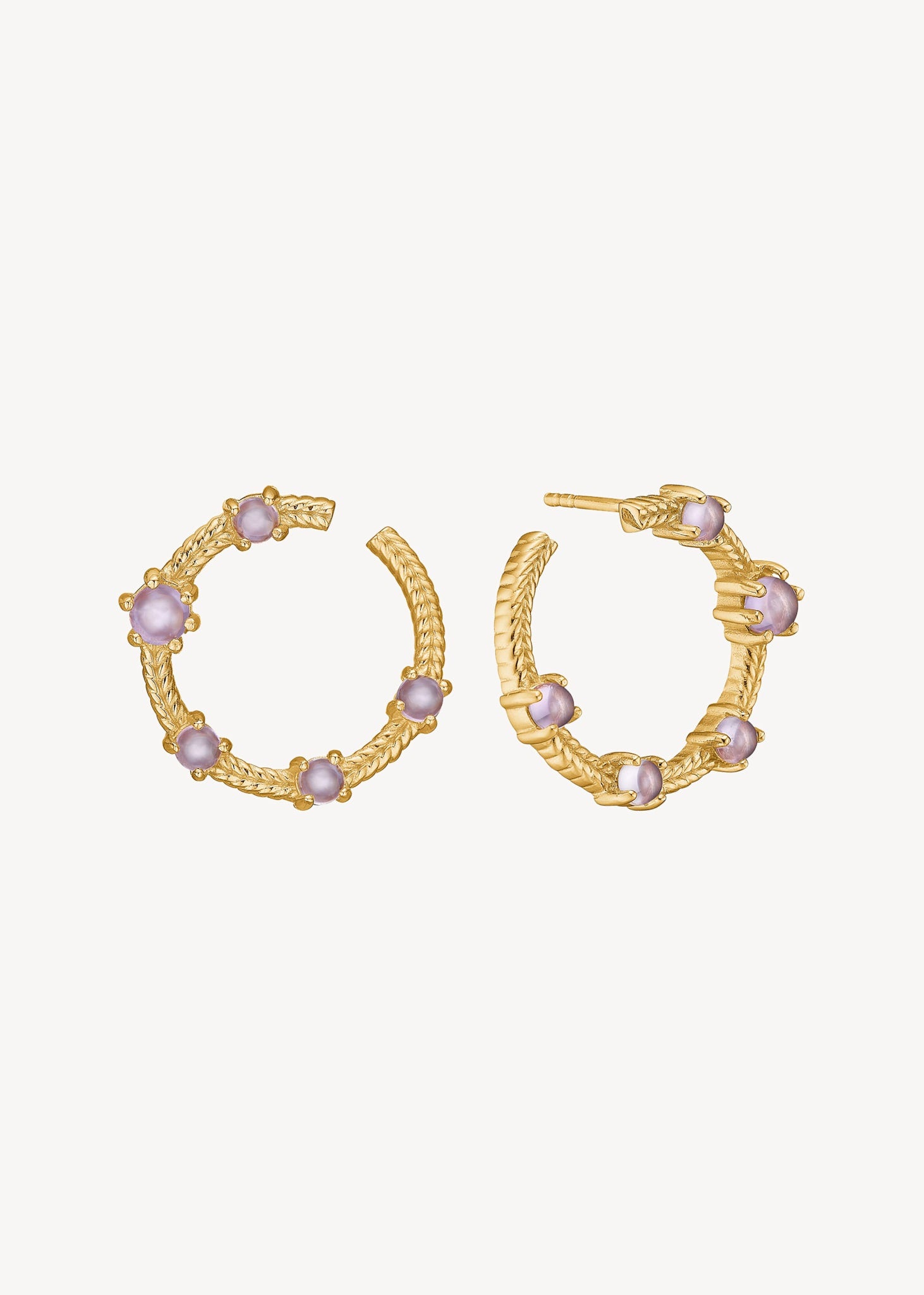 Flade hoops i 18k guldbelagt sterling sølv, der lægger flat op mod øret i hoop stil med runde ametyst ædelsten, perfekt gave til hende