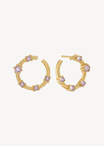 Flade hoops i 18k guldbelagt sterling sølv, der lægger flat op mod øret i hoop stil med runde ametyst ædelsten, perfekt gave til hende