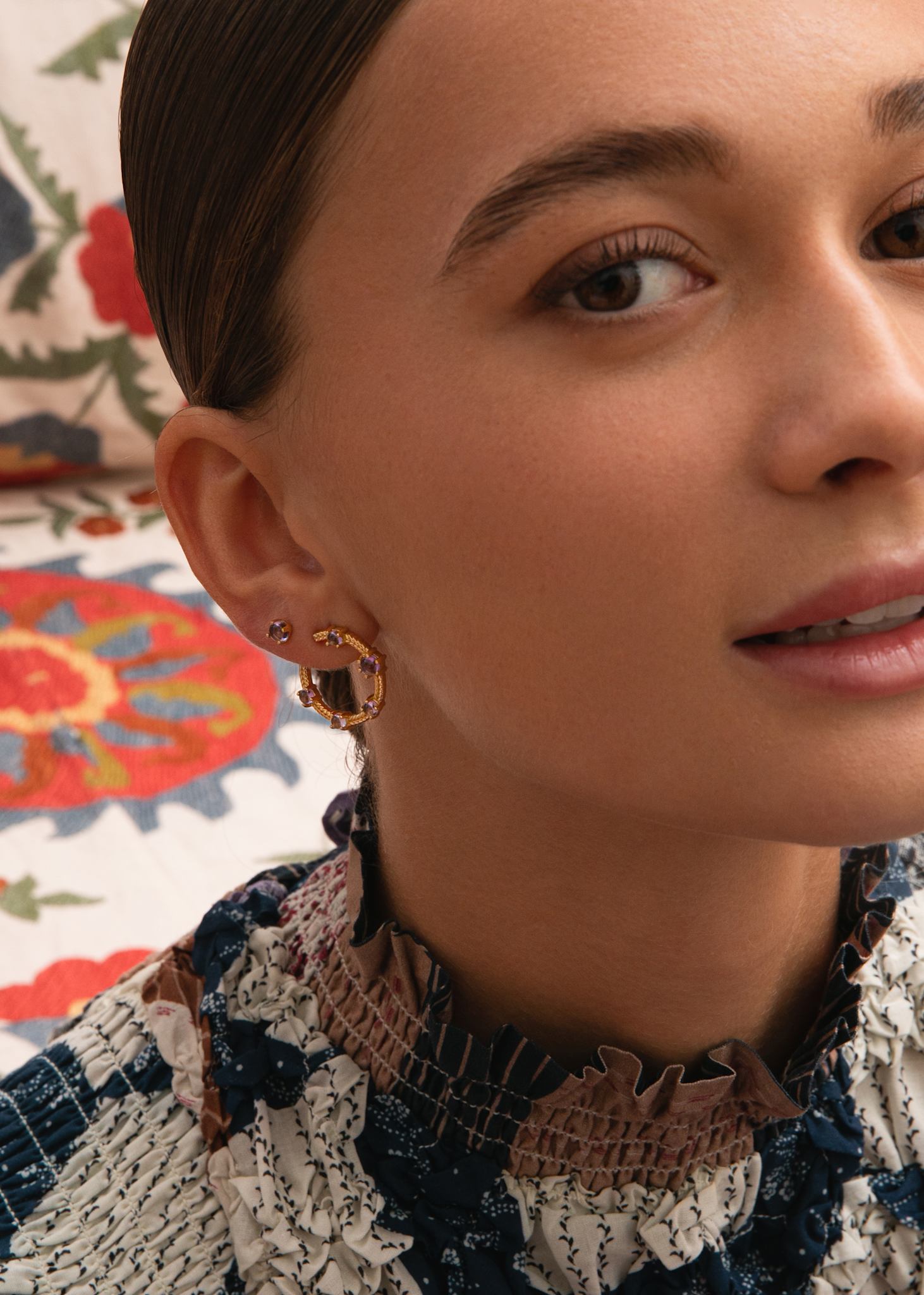 Kvinde med smukke flade øre climbers i 18k gulbelagt sterling sølv fra carré jewellery med ametyst ædelsten