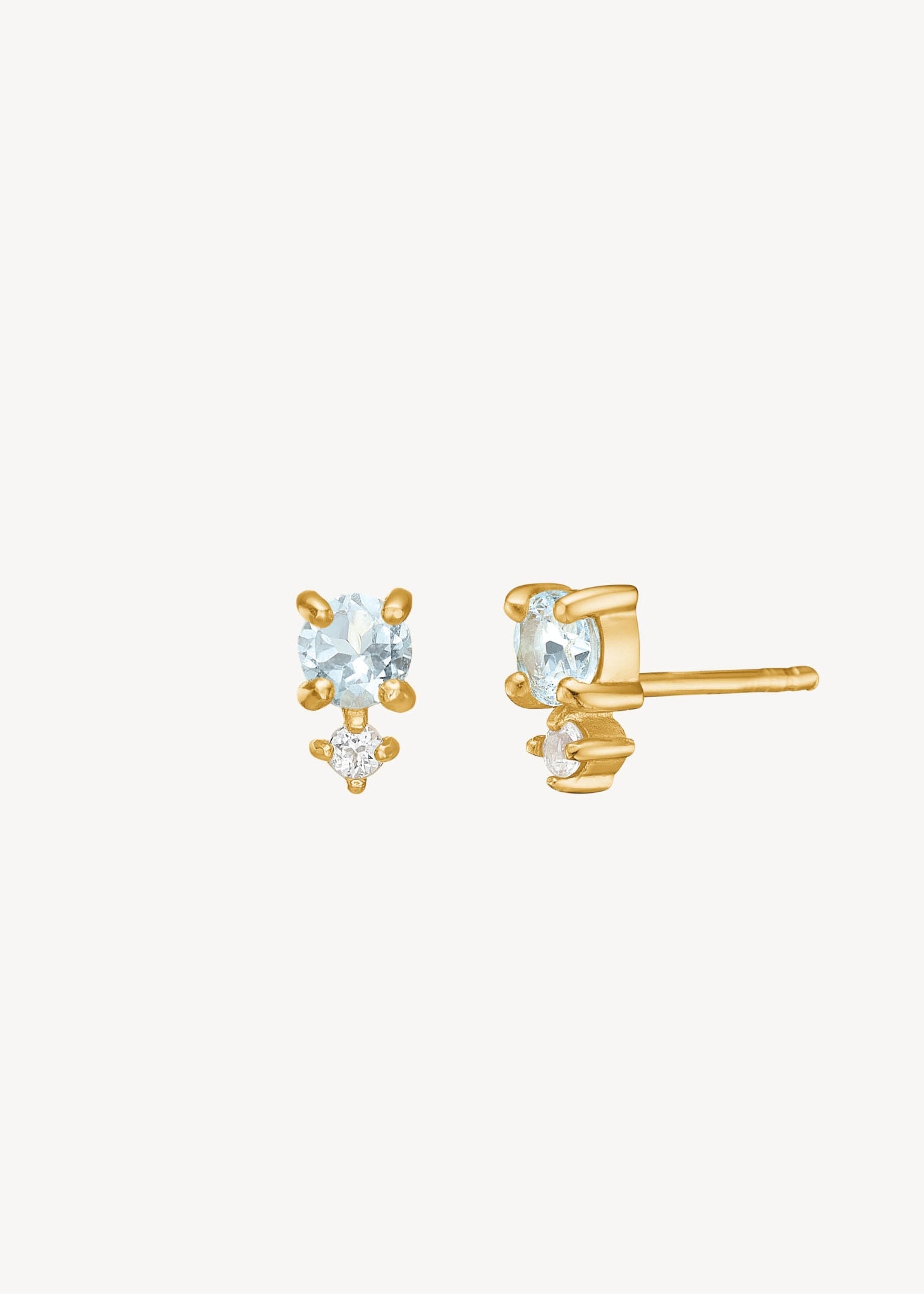 Små øre stickers i guldbelagt sterling sølv fra carré jewellery til konfirmanden og bruden 2025 med blå topas og hvid topas ædelsten