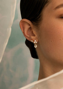 Konfirmand med guldbelagte øreringe fra carré jewellery med ferskvandsperler, blå topas og prasiolit ædelsten