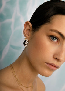 Kvinde med perleøreringe fra carré jewellery og øre stickers med ferskvandsperler og blå topas
