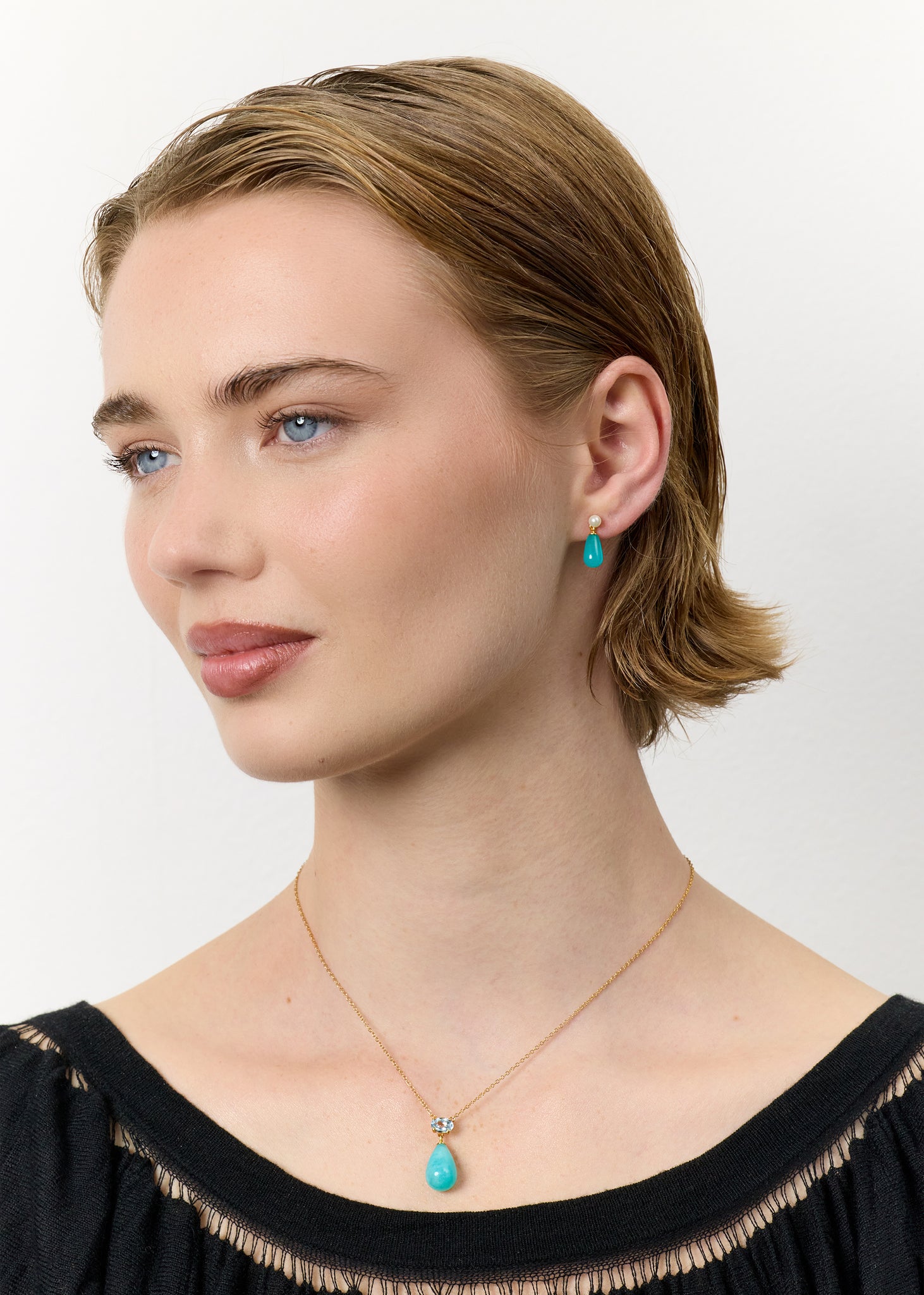 ung kvinde med guldbelagte smykker sat med en pang farvet amazonit ædelsten fra carré jewellery københavn 