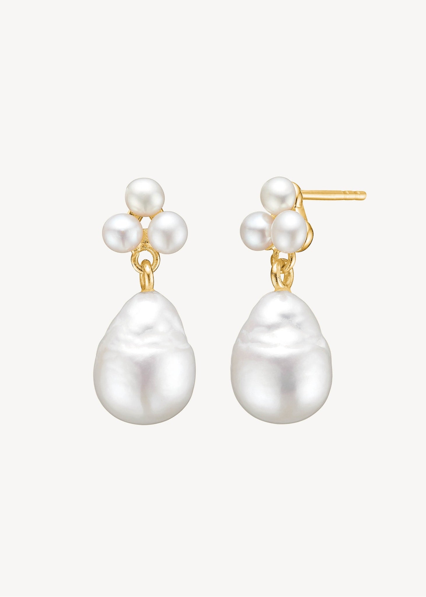 Klassiske og elegante perleøreringe til konfirmationen og brylluppet fra carré jewellery med hvide ferskvandsperler