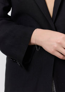 Kvinde med elegant figaro armbånd fra carré jewellery i sterling sølv til mænd og kvinder