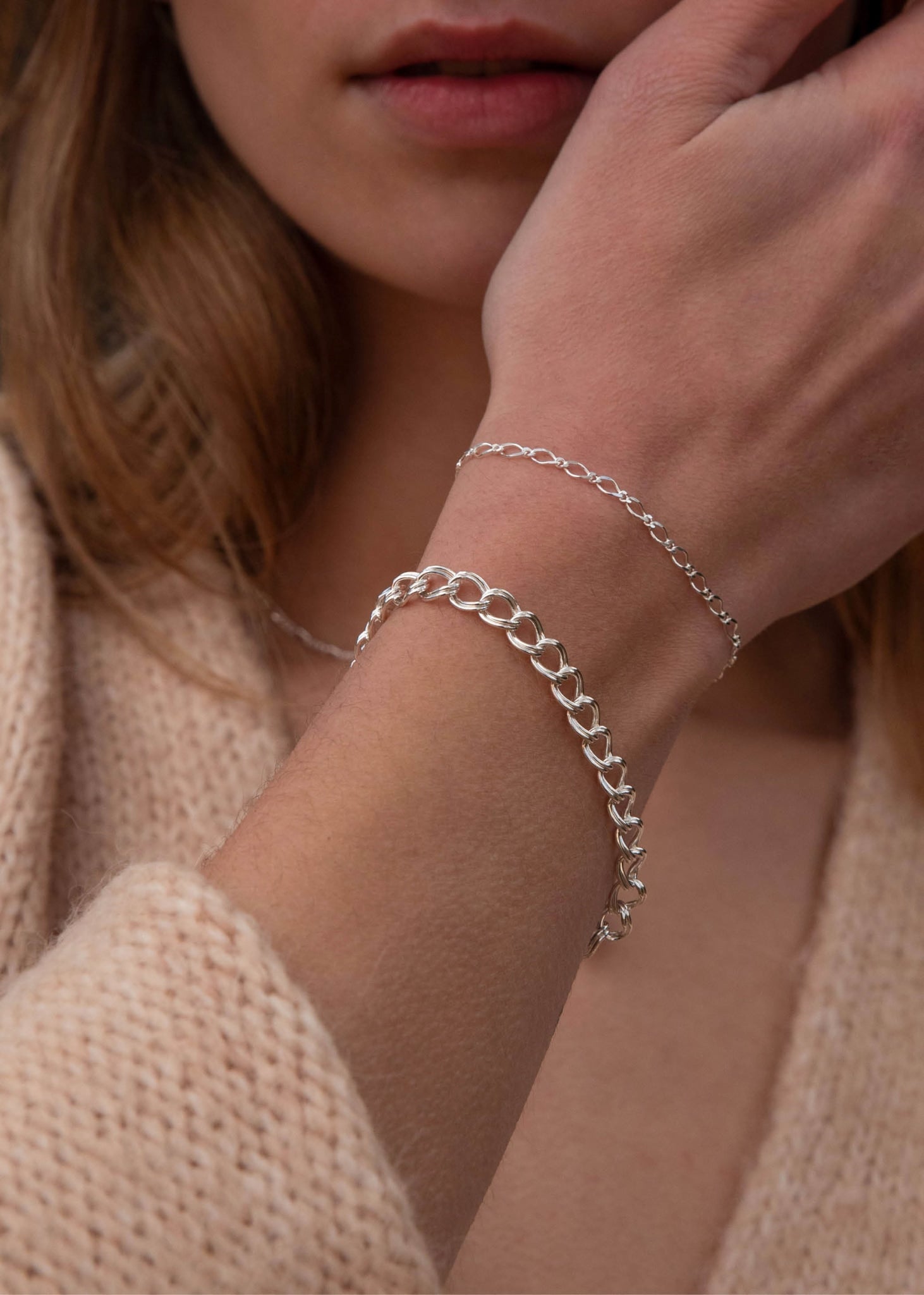 Kvinde med tykt armbånd i sterling sølv med chunky dobbelt rombo led i cubansk stil 
