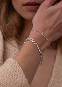 Kvinde med tykt armbånd i sterling sølv med chunky dobbelt rombo led i cubansk stil 