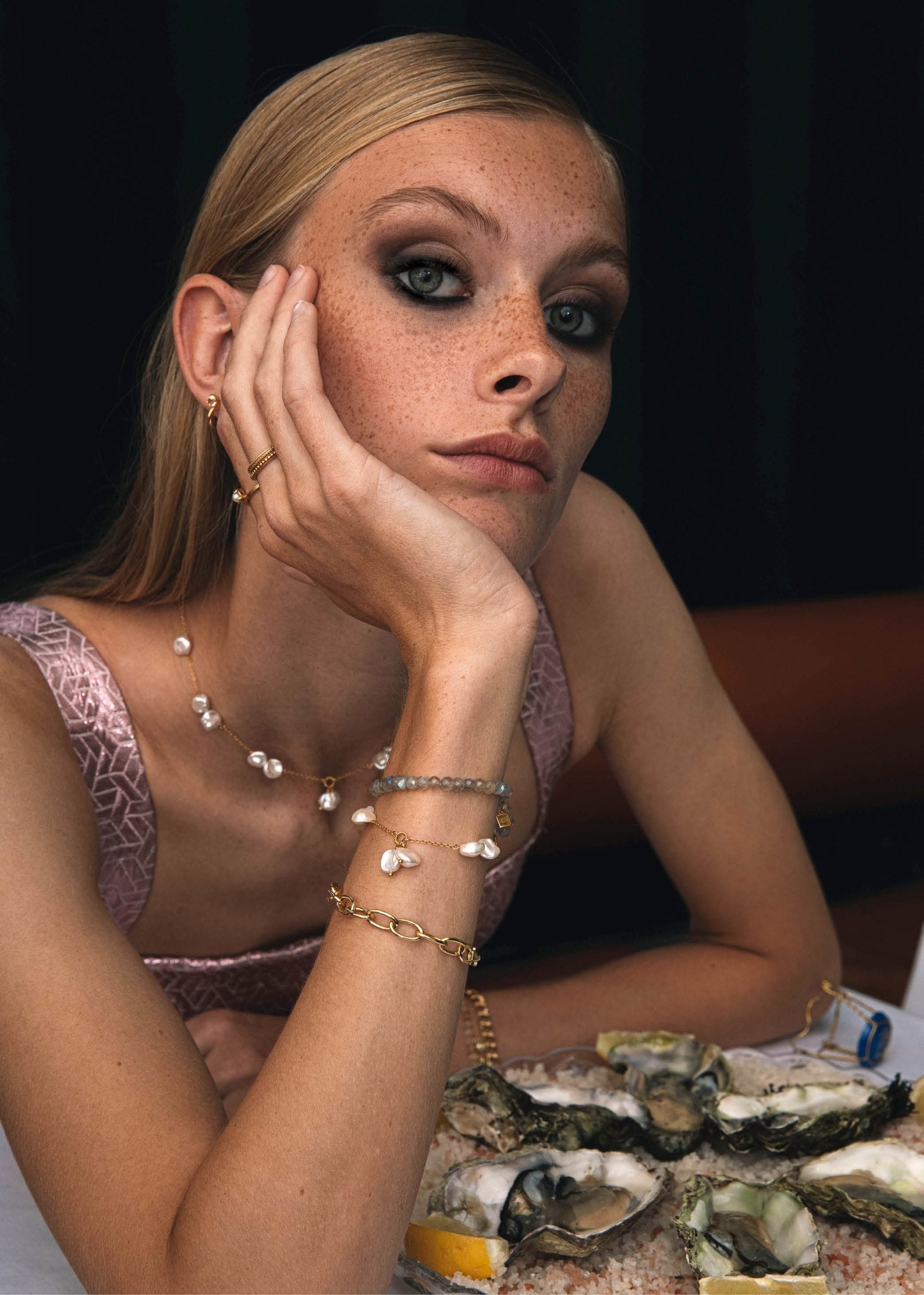 Kvinde med elegante ædelstensarmbånd fra carré jewellery 