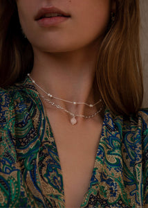 Kvinde med lace halskæde fra carré jewellery i choker stil i 925 sterling sølv, der er vandfast