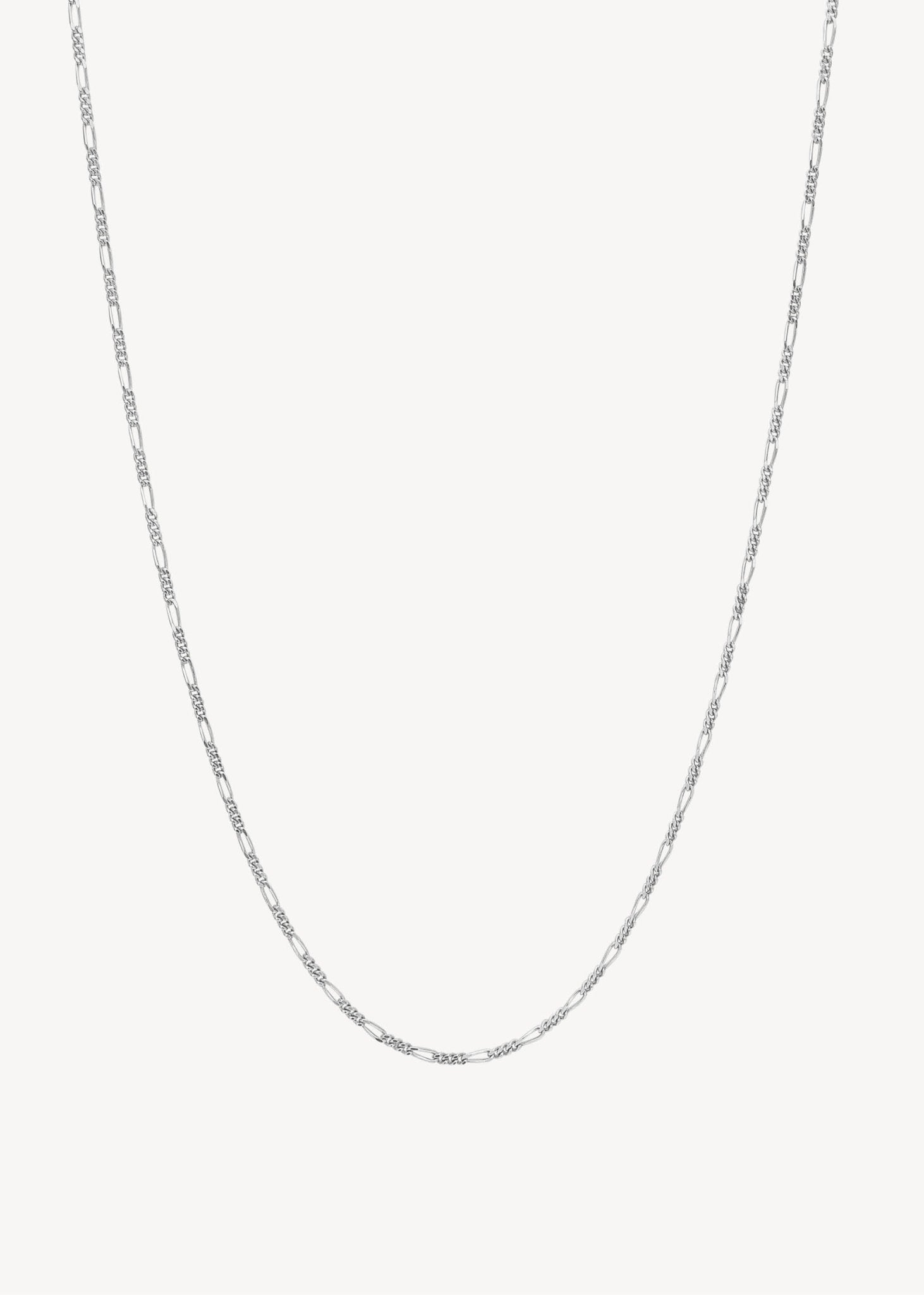Kort halskæde i vandfast sterling sølv med en klassisk figaro kæde til mænd og kvinder fra carré jewellery, perfekt gave til hende og gave til ham 