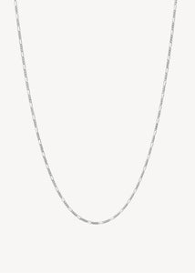 Kort halskæde i vandfast sterling sølv med en klassisk figaro kæde til mænd og kvinder fra carré jewellery, perfekt gave til hende og gave til ham 