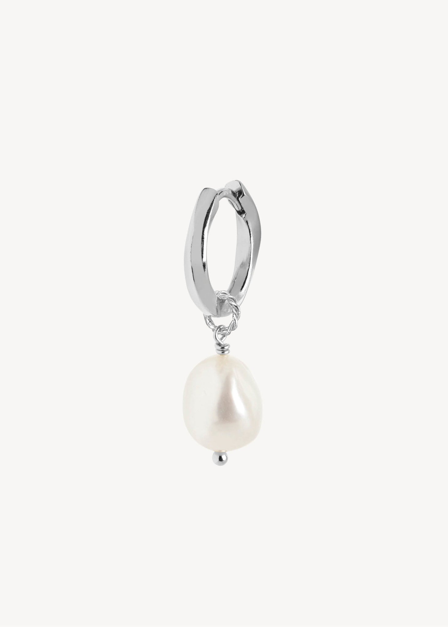 Perleøreringe fra carré jewellery med hoops og charms i sterling sølv med hvid ferskvandsperle 