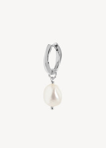Perleøreringe fra carré jewellery med hoops og charms i sterling sølv med hvid ferskvandsperle 
