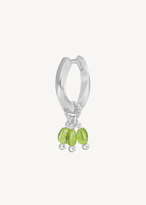 Hoop øreringe i sterling sølv med grønne peridot sten charm fra carré jewellerys hoops og charms kategori 