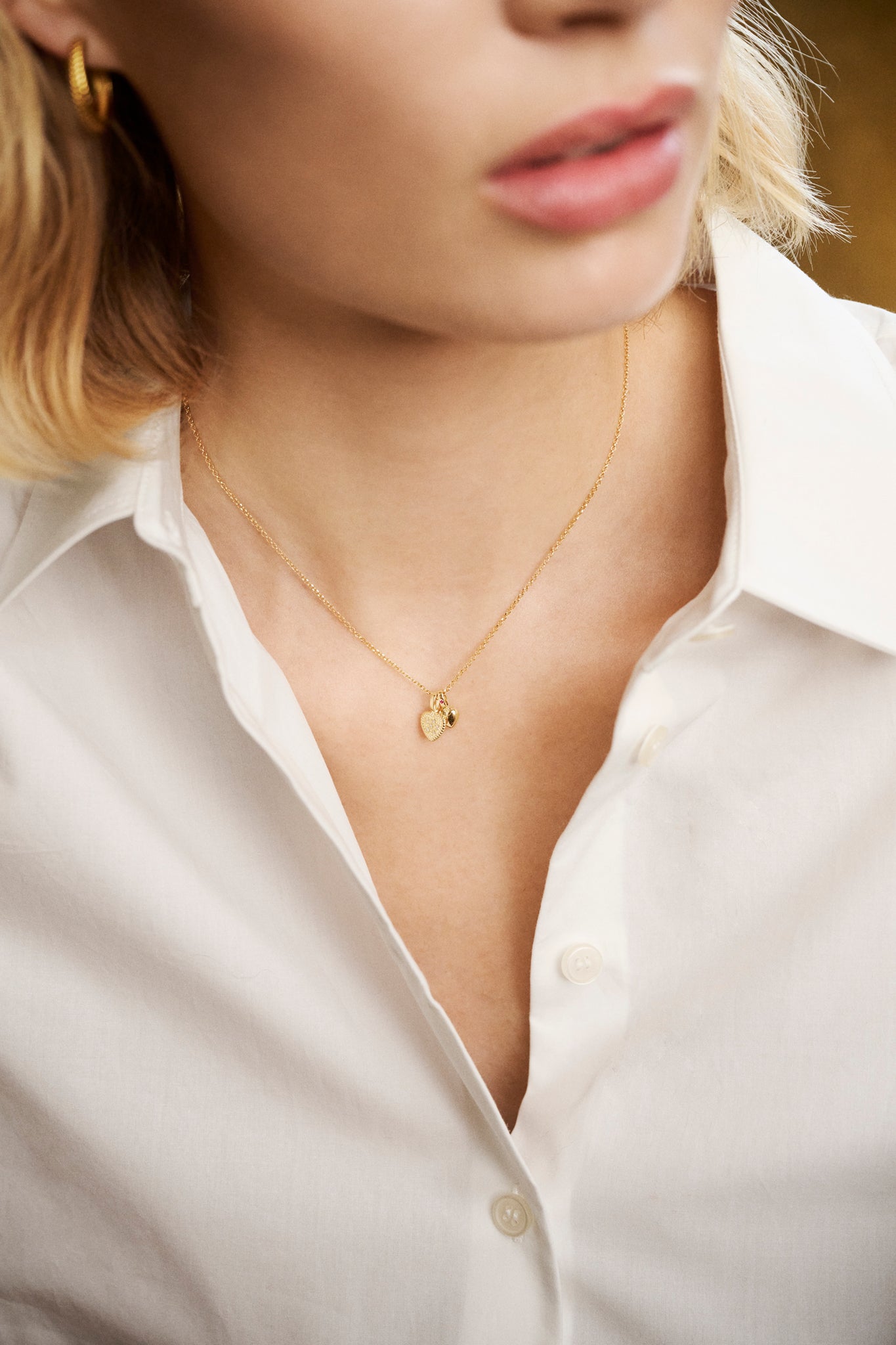 kvinde med hjerte vedhæng til halskæder i ægte 10 karat guld med ægte diamanter fra carré jewellery