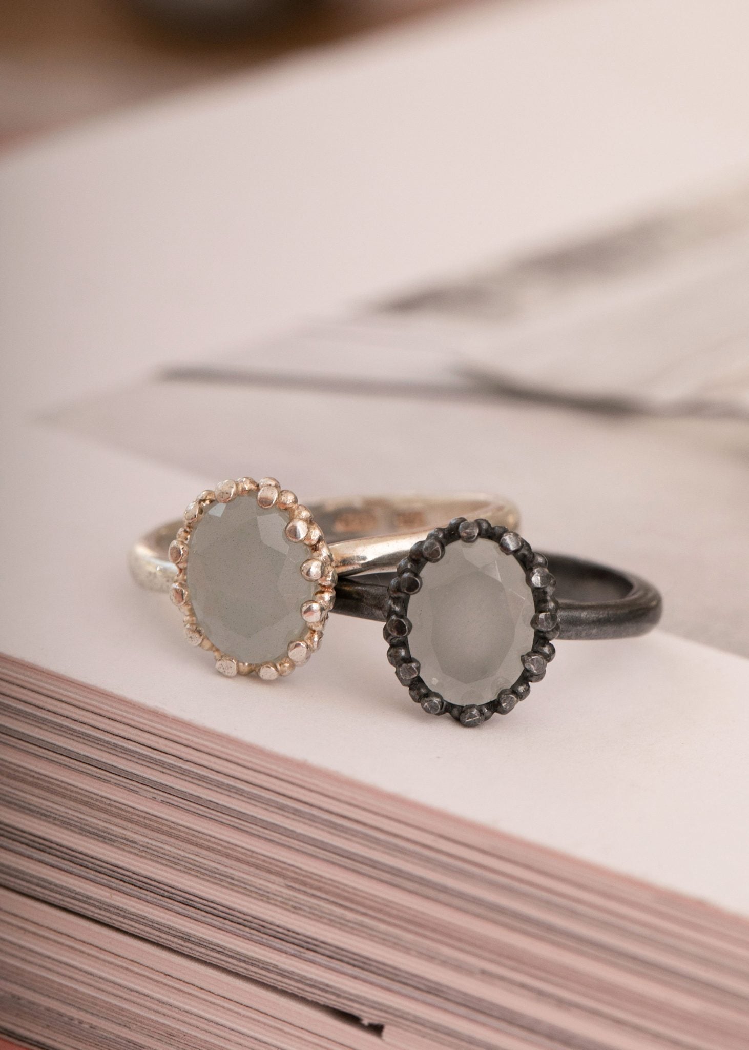 Søde ringe på tilbud under 300 kr i sterling sølv sat med marts' fødselssten, blå akvamarin 