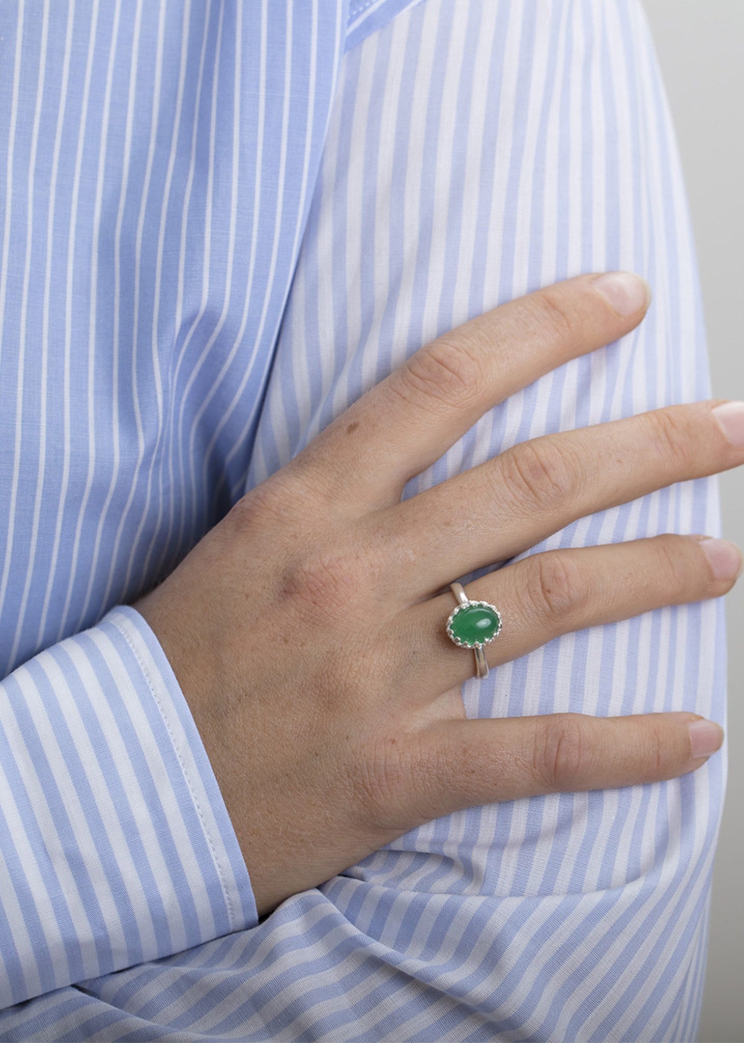 Kvindehånd med Lana ring fra carré jewellery i sterling sølv med en grøn agat ædelsten 