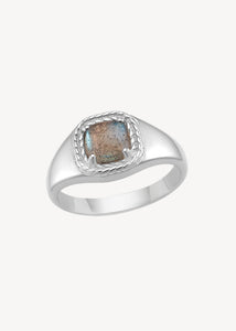 sterling sølv signét ring fra Carré jewellery i chunky stil med sildebensmønster omkring en cabochonslebet labradorit ædelsten