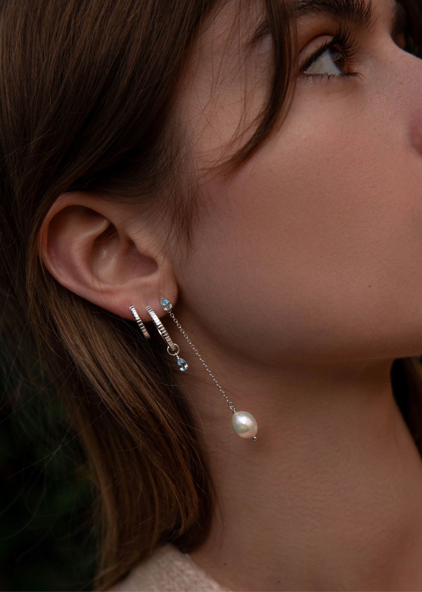Lange hængeøreringe i sterling sølv med blå topas ædelsten og barok ferskvandsperle på kæde på tilbud under 400 kr fra carré jewellery 