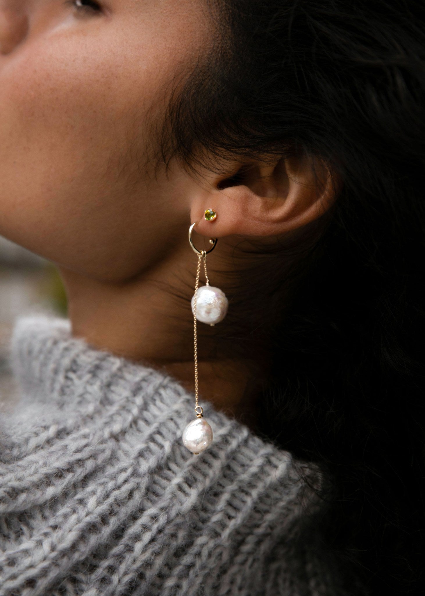 Kvinde med 10 karat ægte guld hoops og charms fra carré jewellery med lange øreringe med ferskvandsperler til konfirmationen og brylluppet