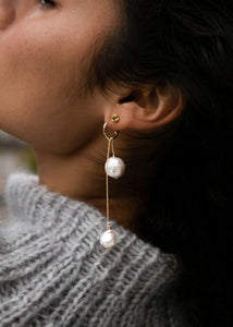 Kvinde med 10 karat ægte guld hoops og charms fra carré jewellery med lange øreringe med ferskvandsperler til konfirmationen og brylluppet