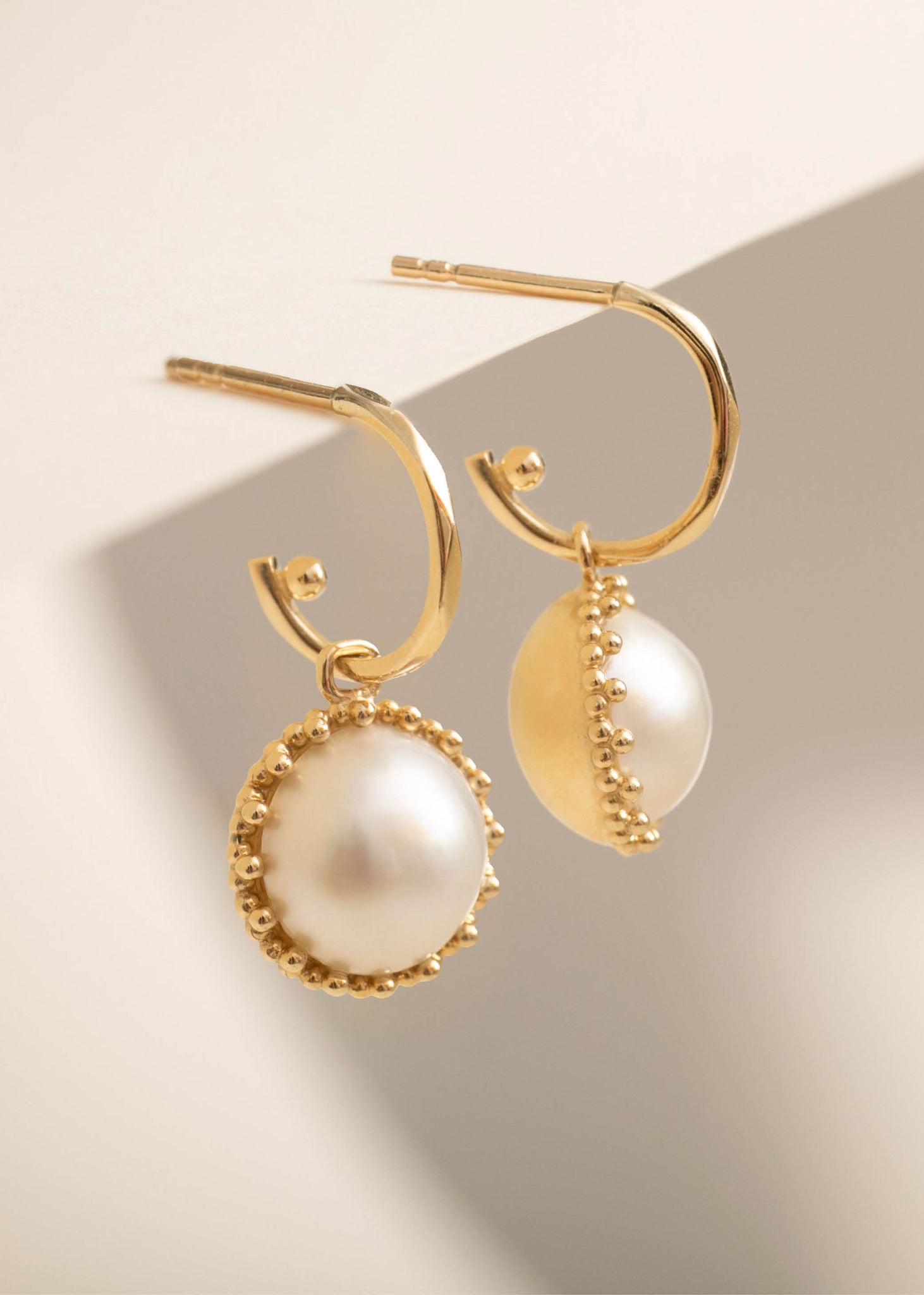 hoops og charms i ægte 10 karat guld fra carré jewellery med ferskvandsperler