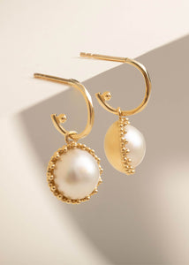 hoops og charms i ægte 10 karat guld fra carré jewellery med ferskvandsperler