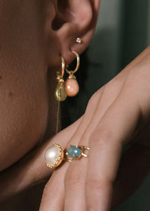 kvinde med hoops og charms i ægte 10 karat guld til mænd og kvinder med en lemon kvarts ædelsten 