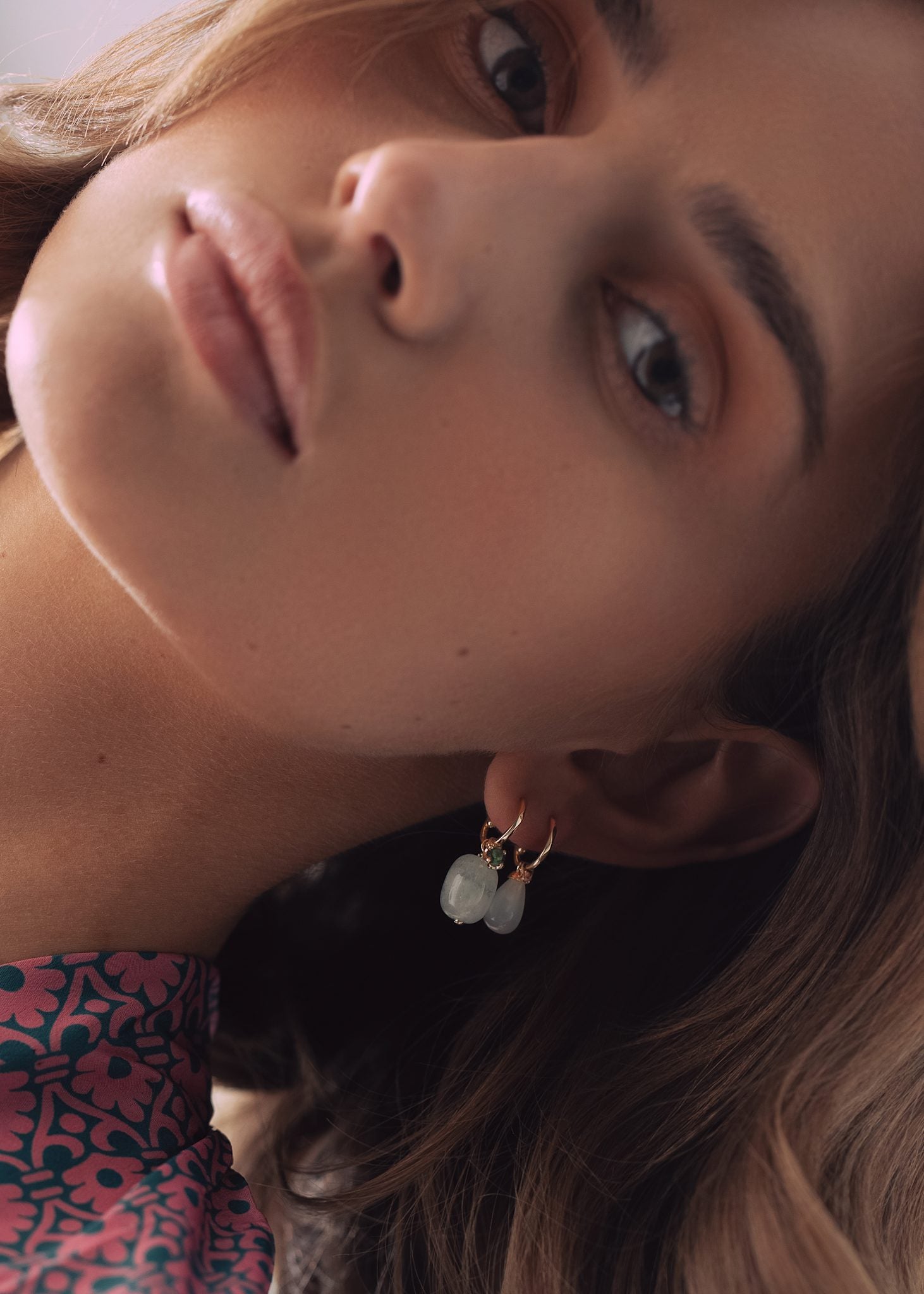 Kvinde med hoops og charms i ægte 10 karat guld med hvid månesten ædelsten