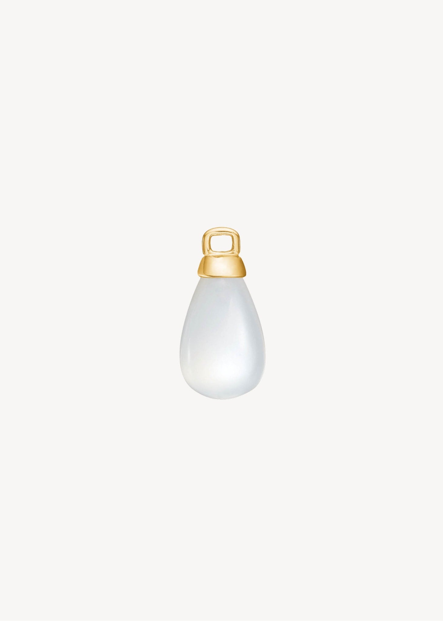 Sød charm til hoops og charms i ægte guld med en hvid månesten ædelsten, der symboliserer moderskab og omsorg, perfekt gave til mors dag, gaven til mor og gaven til den kommende mor
