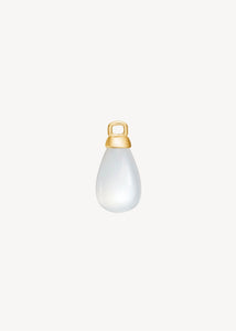 Sød charm til hoops og charms i ægte guld med en hvid månesten ædelsten, der symboliserer moderskab og omsorg, perfekt gave til mors dag, gaven til mor og gaven til den kommende mor