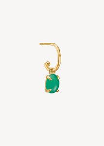 Hoop ørering i 10 karat guld med facetter og sat med en carmen charm fra carré jewellery med en klar grøn chrysopras ædelsten 