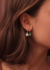 Kvinde med hoops og charms i ægte 10 karat guld med grøn chrysopras ædelsten til ham og hende 