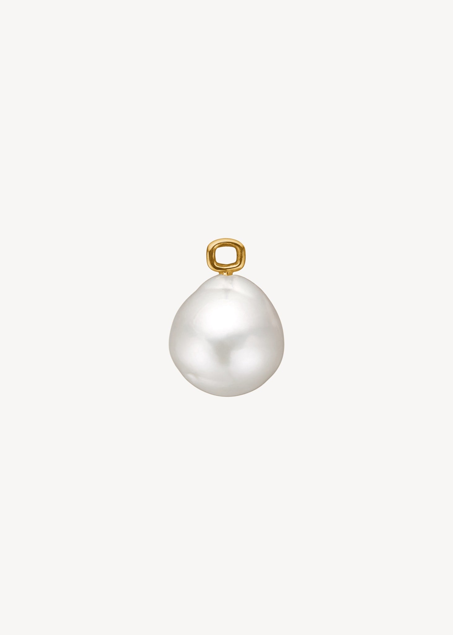 Charm til hoops i 10-karat guld fra Carré Jewellery med en barok ferskvandsperle