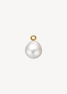 Charm til hoops i 10-karat guld fra Carré Jewellery med en barok ferskvandsperle
