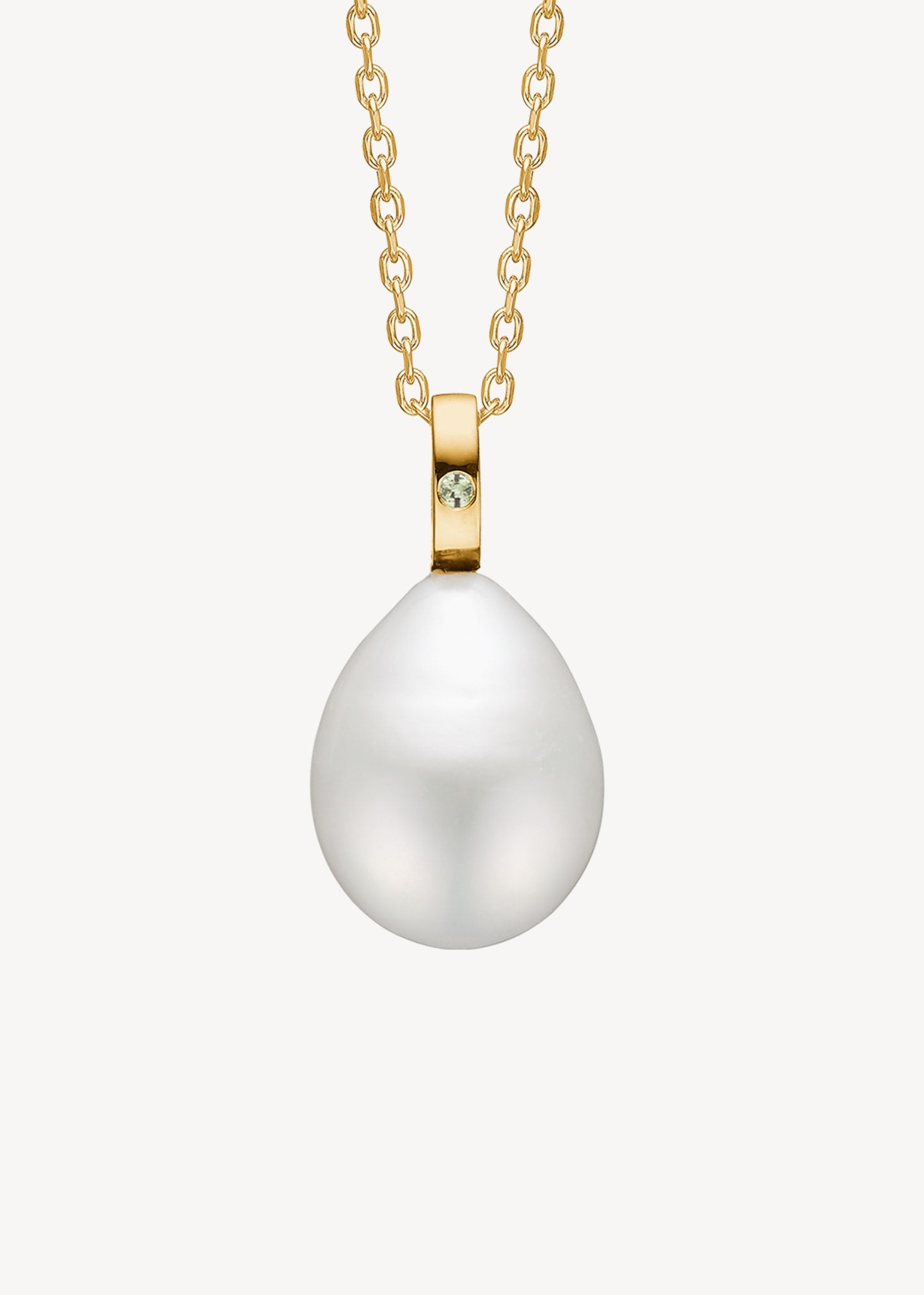 vedhæng til halskæder i ægte guld med en barok hvid ferskvandsperle og en peridot ædelsten i øksenet fra carré jewellery