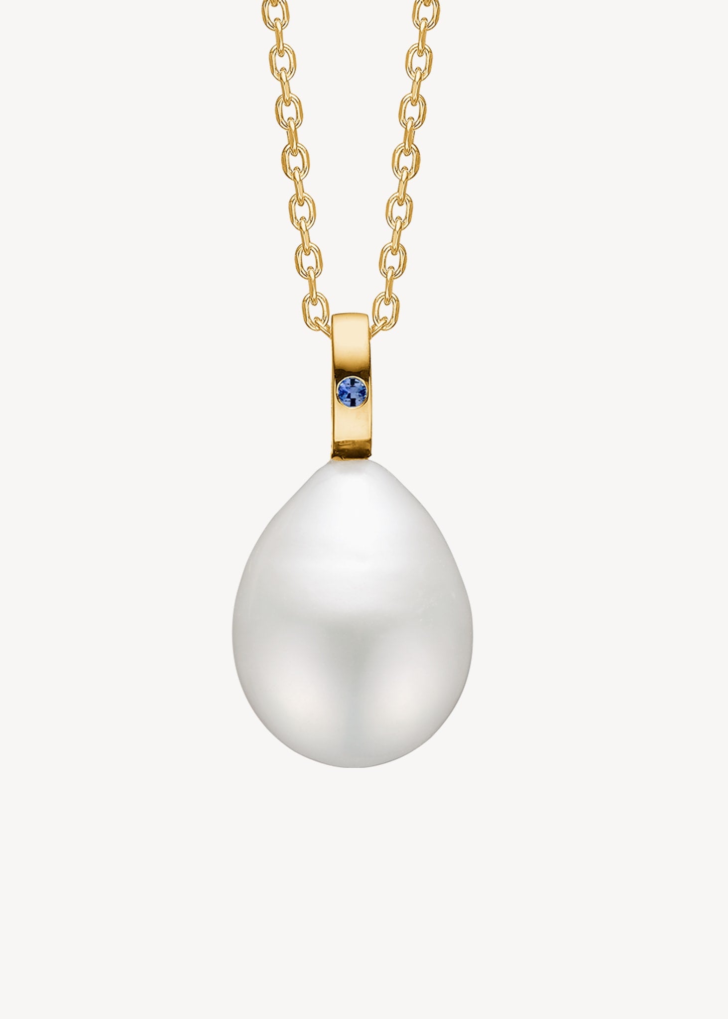 vedhæng til halskæder i ægte guld med en barok hvid ferskvandsperle og en blå safir ædelsten i øksenet fra carré jewellery