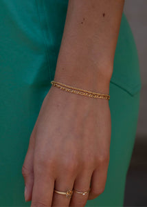 Kvinde med to guld armbånd fra carré jewellery i 9 karat guld 