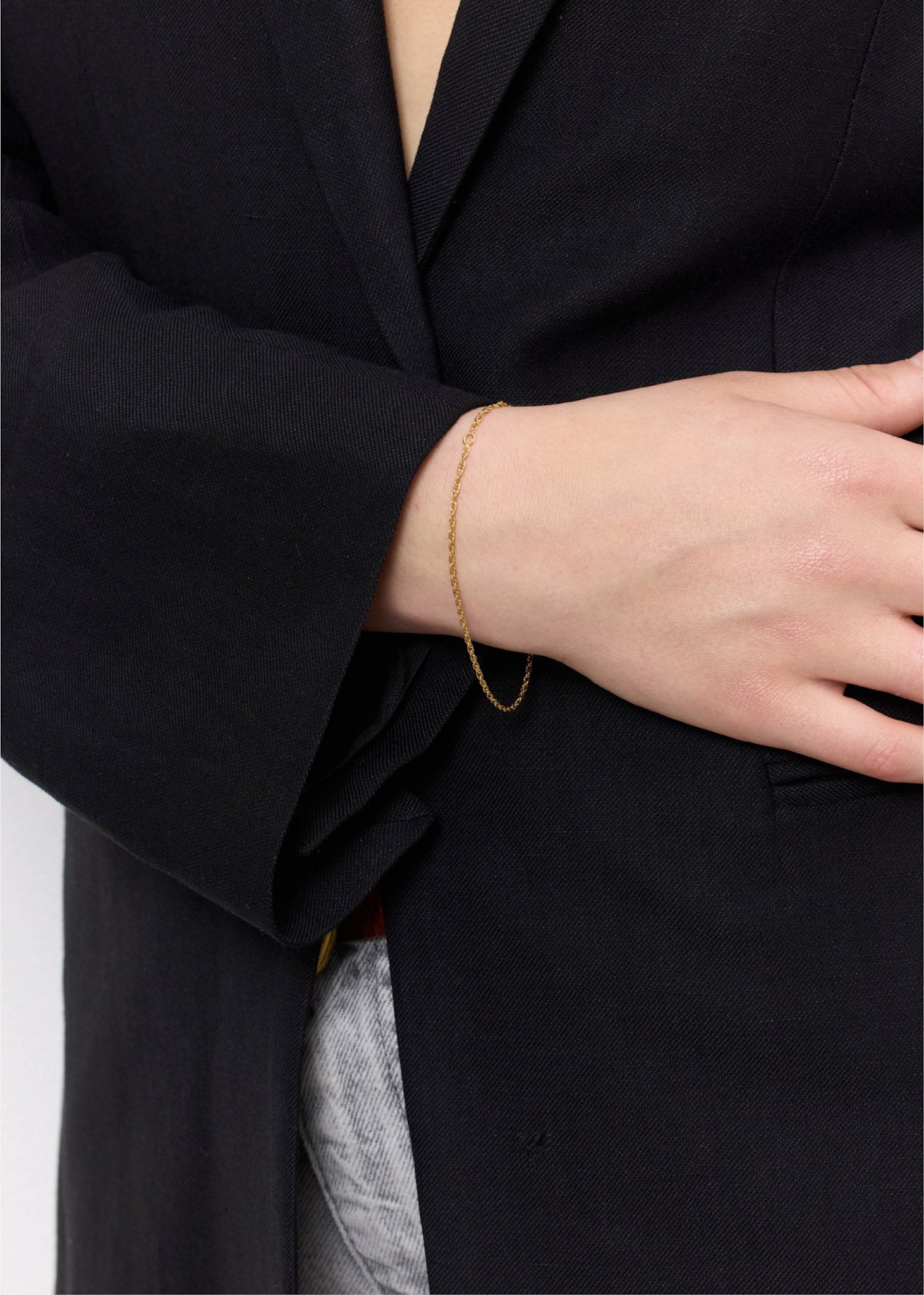 Kvinde med midas armbånd fra carré jewellery i ægte 9 karat guld med Prince of Wales led 