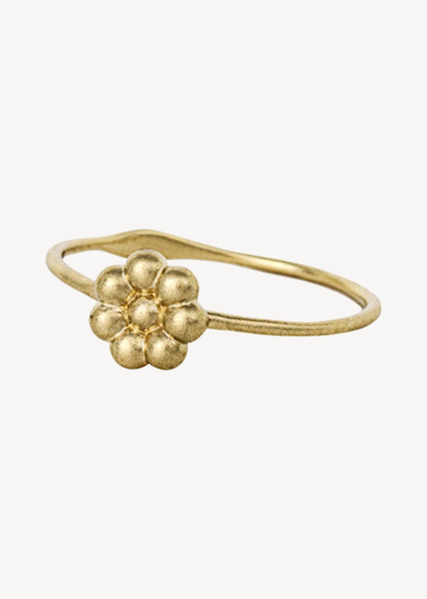 ring i 10 karat ægte guld med en blomst motiv på udsalg til 50% rabat hos carré jewellery