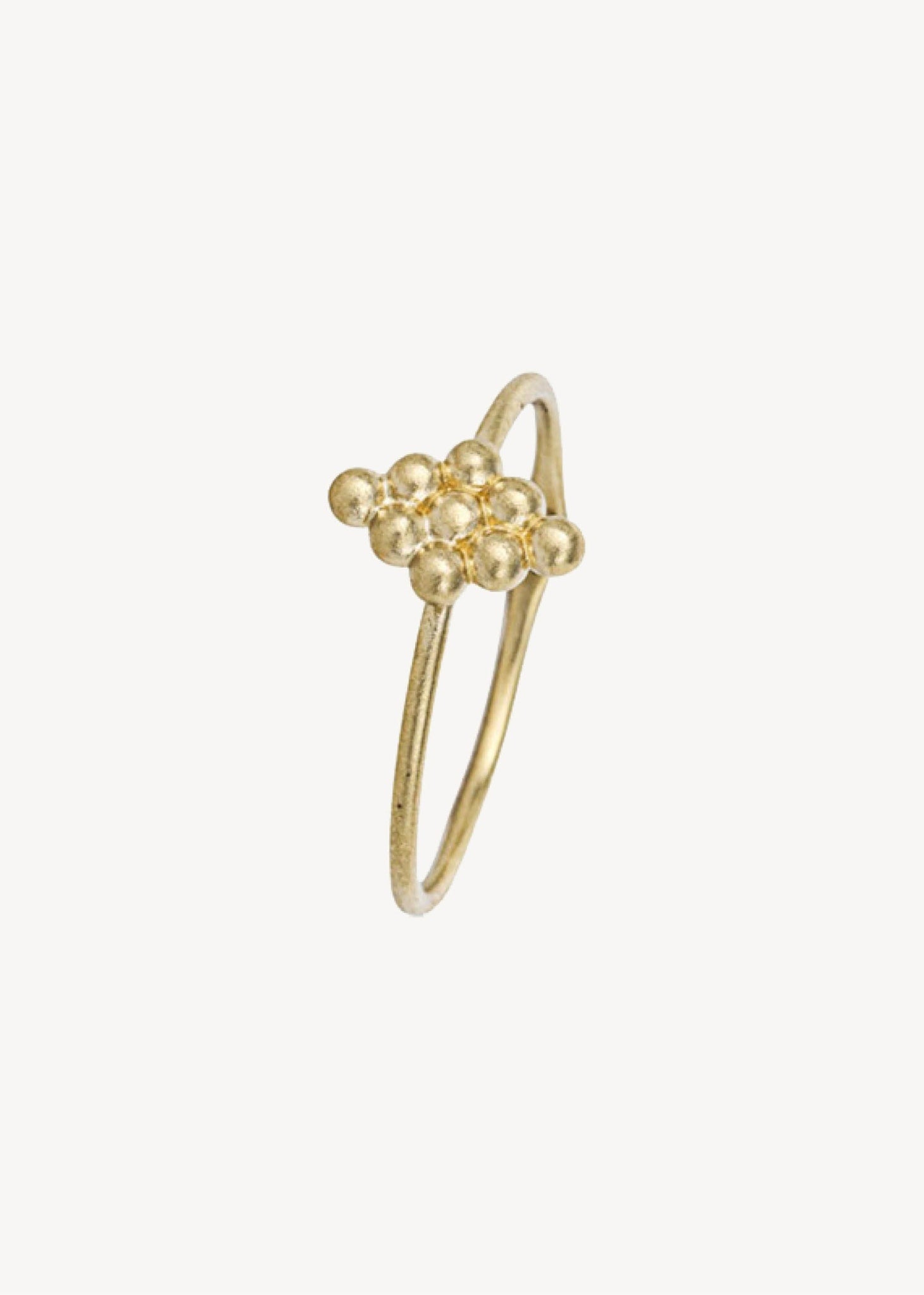 Ring i ægte guld med et enkelt mønster på toppen - spar 50% på ægte guld ringe på tilbud hos Carré Jewellery