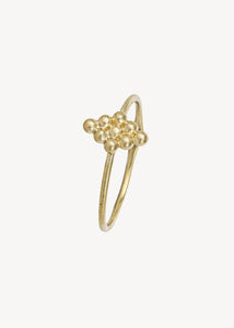 Ring i ægte guld med et enkelt mønster på toppen - spar 50% på ægte guld ringe på tilbud hos Carré Jewellery