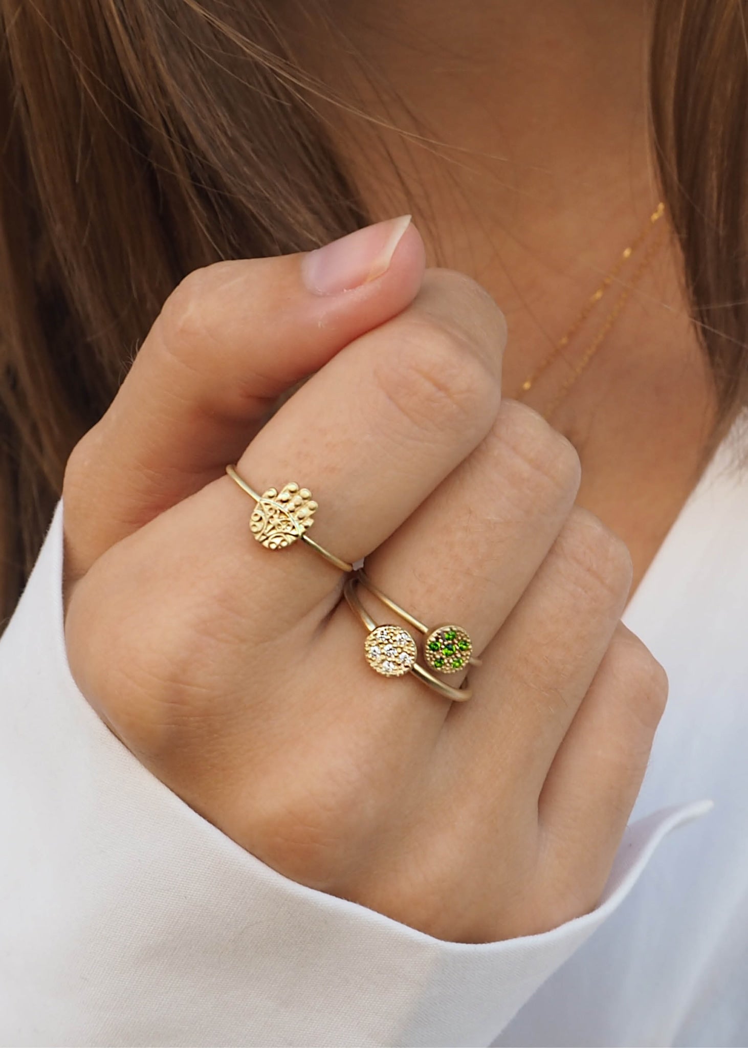 Kvinde med elegante ringe i ægte guld fra carré Jewellery med diamanter